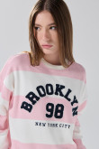Buzo crema cuello redondo oversize con rayas y arte college