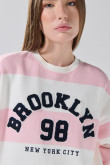 Buzo crema cuello redondo oversize con rayas y arte college