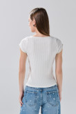 Camiseta unicolor con escote V, texturas y manga corta