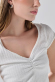 Camiseta unicolor con escote V, texturas y manga corta