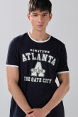 Camiseta azul college con manga corta y contrastes blancos