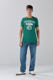 Camiseta verde oscura college con contrastes y manga corta