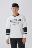 Buzo cuello redondo crema con arte college y cortes