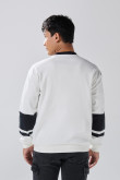 Buzo cuello redondo crema con arte college y cortes