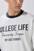 Buzo cuello redondo crema con arte college y cortes