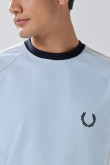 Camiseta manga ranglan azul college con contrastes