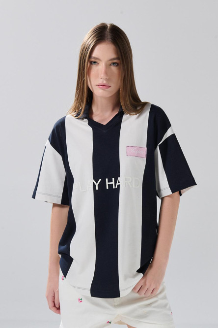 Camiseta polo oversize crema con rayas y arte college