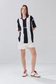Camiseta polo oversize crema con rayas y arte college