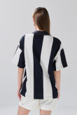 Camiseta polo oversize crema con rayas y arte college