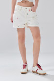 Short de jean crema claro con tiro alto y flores estampadas