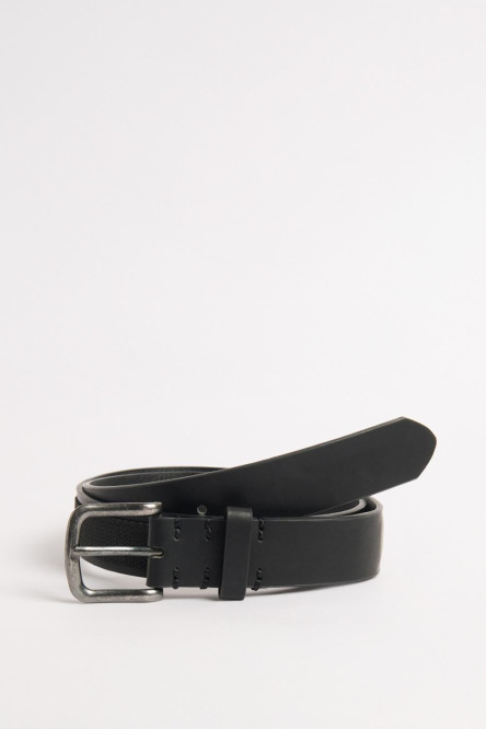 Cinturón negro tipo reata con hebilla metálica