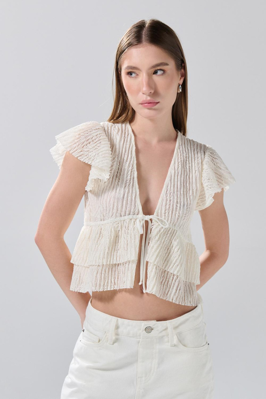 Blusa crema clara con escote V, manga corta y diseños