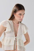 Blusa crema clara con escote V, manga corta y diseños