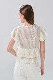 Blusa crema clara con escote V, manga corta y diseños