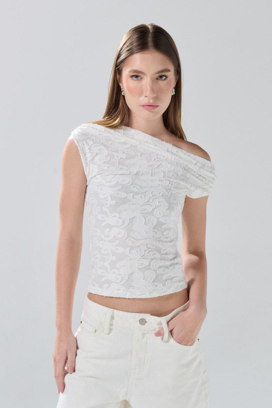 Blusa unicolor estampada con escote asimétrico y manga sisa