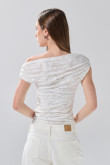 Blusa unicolor estampada con escote asimétrico y manga sisa