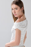 Blusa unicolor estampada con escote asimétrico y manga sisa