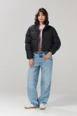 Chaqueta cuello alto unicolor con bolsillos acolchada