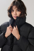 Chaqueta cuello alto unicolor con bolsillos acolchada