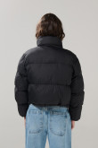 Chaqueta cuello alto unicolor con bolsillos acolchada