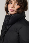 Chaqueta cuello alto unicolor con bolsillos acolchada