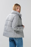 Chaqueta unicolor acolchada ajustada con cuello alto y bolsillos