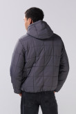 Chaqueta acolchada unicolor con capota, cremallera y costuras