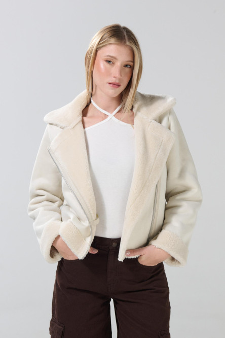 Chaqueta unicolor biker con cierre cruzado y efecto sherpa