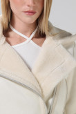 Chaqueta unicolor biker con cierre cruzado y efecto sherpa