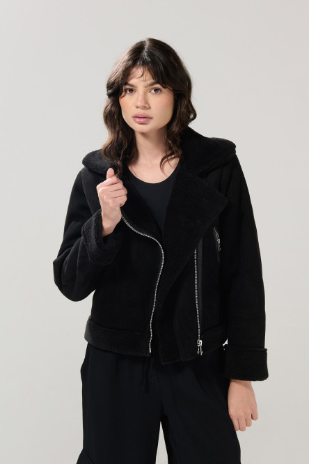 Chaqueta unicolor biker con cierre cruzado y efecto sherpa
