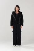 Chaqueta unicolor biker con cierre cruzado y efecto sherpa