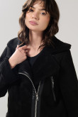 Chaqueta unicolor biker con cierre cruzado y efecto sherpa