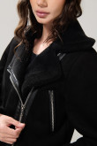 Chaqueta unicolor biker con cierre cruzado y efecto sherpa