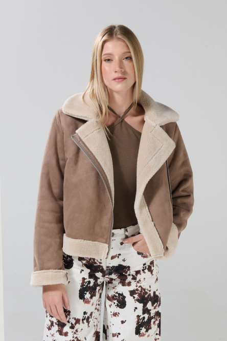 Chaqueta unicolor biker con cierre cruzado y efecto sherpa