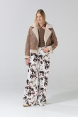 Chaqueta unicolor biker con cierre cruzado y efecto sherpa