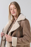 Chaqueta unicolor biker con cierre cruzado y efecto sherpa