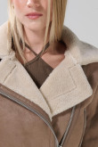 Chaqueta unicolor biker con cierre cruzado y efecto sherpa