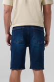 Bermuda de jean azul oscura slim con tiro bajo y bolsillos