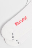 Medias largas cremas claras con textos en contraste
