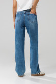 Jean 90´S azul medio con desgastes, bota recta y tiro alto
