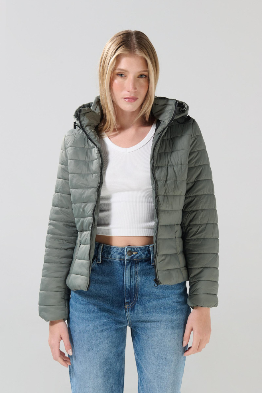 Chaqueta unicolor acolchada con capota y cuello alto