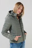 Chaqueta unicolor acolchada con capota y cuello alto