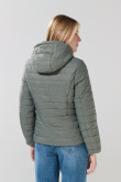 Chaqueta unicolor acolchada con capota y cuello alto