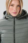 Chaqueta unicolor acolchada con capota y cuello alto