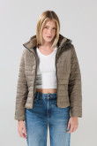 Chaqueta unicolor acolchada con capota y cuello alto