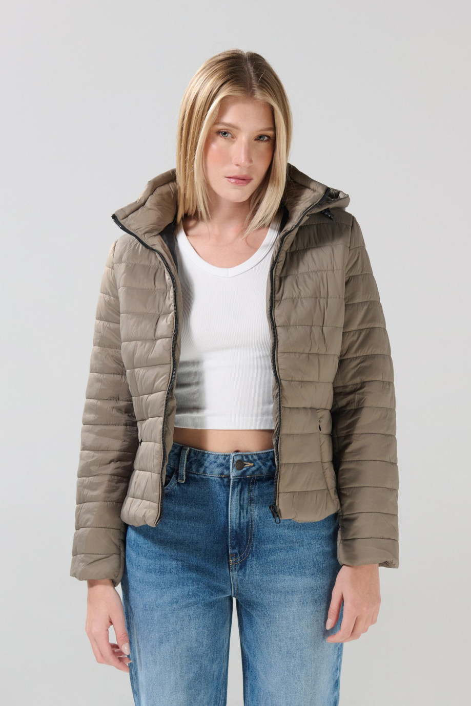 Chaqueta unicolor acolchada con capota y cuello alto