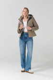 Chaqueta unicolor acolchada con capota y cuello alto