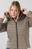 Chaqueta unicolor acolchada con capota y cuello alto