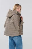 Chaqueta unicolor acolchada con capota y cuello alto