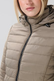Chaqueta unicolor acolchada con capota y cuello alto